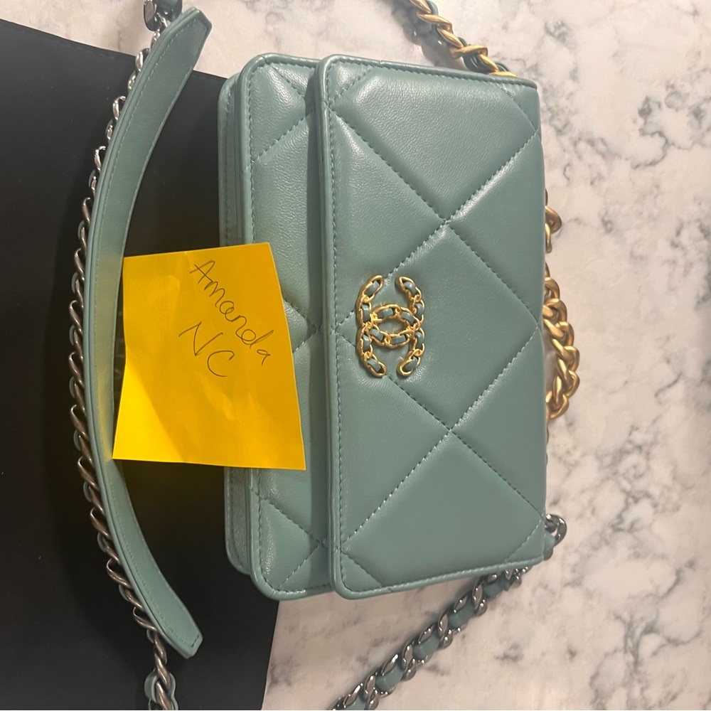 Chanel 19 WOC - Picture 5 of 11